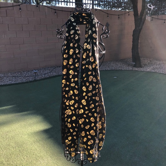 Holiday Scarves of The Season - set of (3) - EUC - Picture 7 of 10